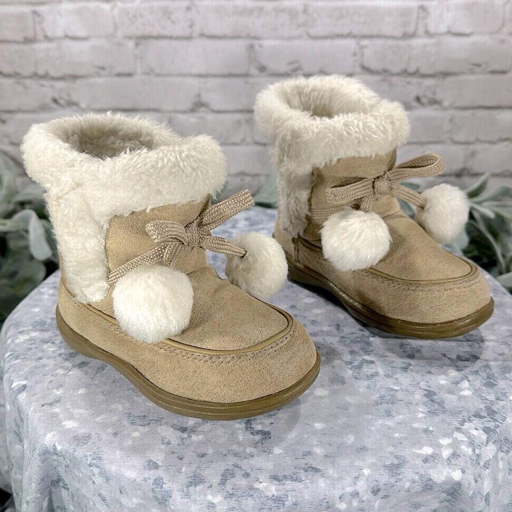 Kid’s Connection Pom Pom Tan Faux Suede Step In Casual Cozy Boots Girls 6M ❄️